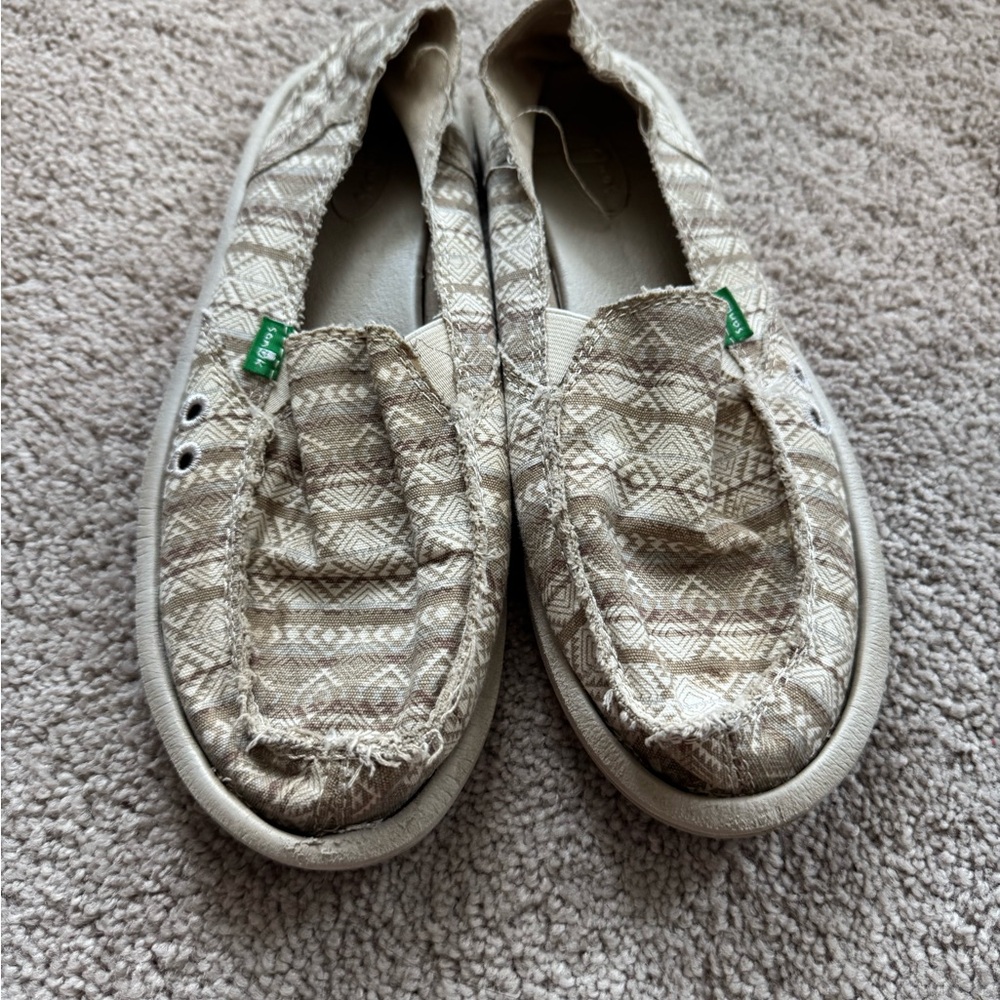 Cream/tan sanuk